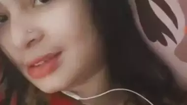 Gorgeous girlfriend white boobs showing to boyfriend