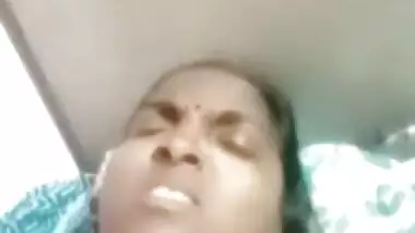 Nude Desi MILF with chubby body making XXX video for online fans