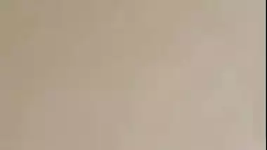 Nude desi lady records her bathroom MMS for her lover