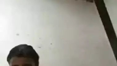 Tiny tits Indian girl bathing naked viral clip