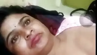 Telugu Bhabhi Showing Boobs Part 2