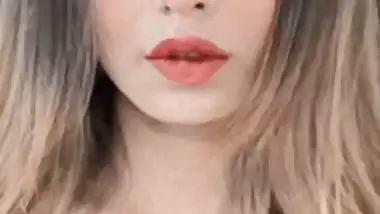 Indian Instagram influencer sowing big boobs MMS