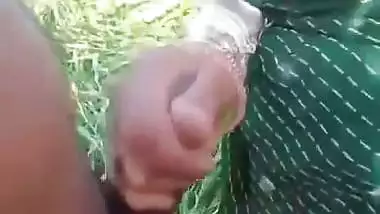 Farmer fucks a lady laborer on the farm to enjoy outdoor sex