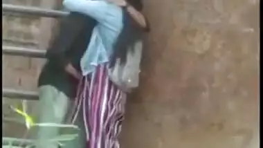 Outdoor Desi mms clip of Indian lovers caught making out by the wall