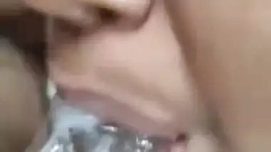 Lovely Desi sucks the XXX sized cock well in this close-up MMS clip