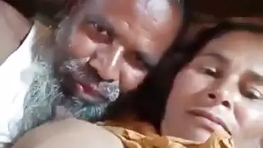 Uncle sucking wife boobs in viral selfie sex clip