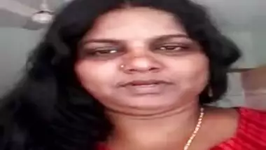 Natural Indian shuts herself up in room for a XXX striptease for sex fans