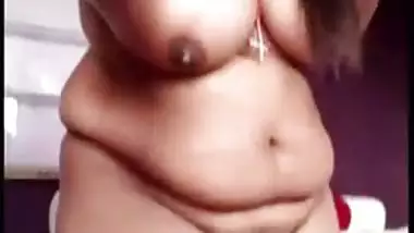 Chubby indian aunty showing her big boobs and wet pussy while bathing, Desi XXX