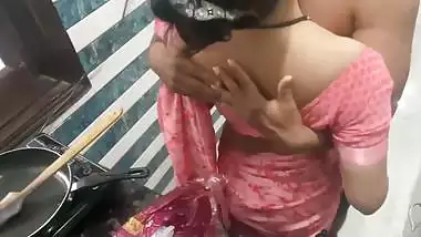 Homemade desi sex of a Nagpur couple in the kitchen