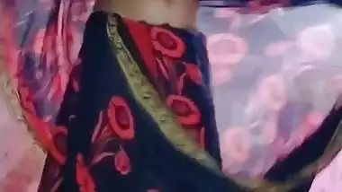 Homely village wife wearing saree viral boobs show