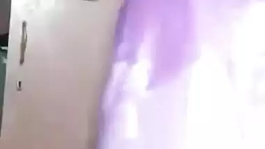 Desi hottie flashes breasts for a moment in amateur XXX solo show