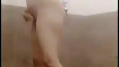 Desi bhabhi gets herself ready for anal XXX sex in the bathroom