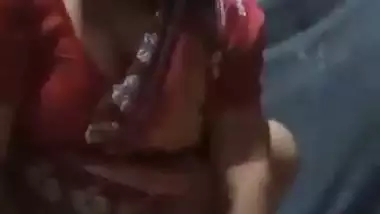 Bangla sex video of a poor aunty bouncing on a plastic bottle