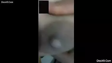 Viewers need Desi woman to air XXX boobs in close-up porn video