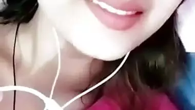 Cute girl flashes boobs in Chamet Pakistani sex chat