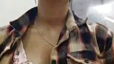 Indian hottie Haseena Khan nude fingering on live call