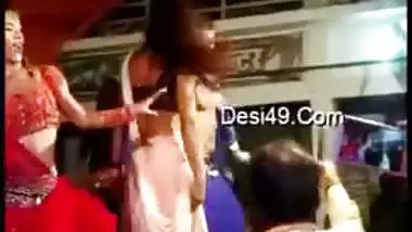 Indian dancer caught flashing tits outdoor for lovers in Desi mms video