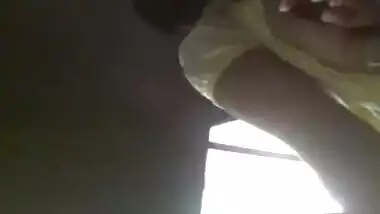 Indian sex video of a teen couple enjoying outdoor sex in his car
