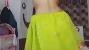 Astonishing Indian bitch dancing topless on cam