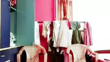 Webcam video of good-looking Desi girl oiling wonderful body