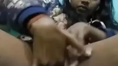 Cute college Desi girl plays with XXX virgin pussy in the MMS video