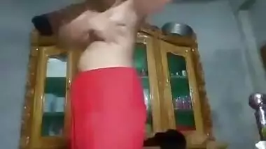 Amateur Desi model takes off clothes to boast about XXX parts