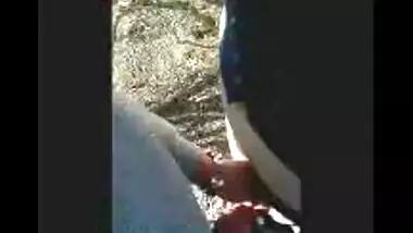 Fsiblog – Arab college girl giving outdoor blowjob to her lover MMS