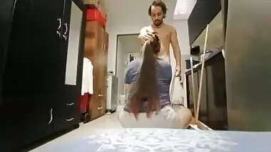 INCREÍBLE! mi tía entró a la casa cuando estaba haciendo aseo desnudo y cayó en la trampa. Lo que ella no sabía es que la estaba grabando