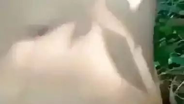 Guy fucks his 18-year-old GF’s pussy in Indian outdoor sex