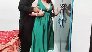 Slutty Desi maid with no panties and bra seduces the man on XXX sex